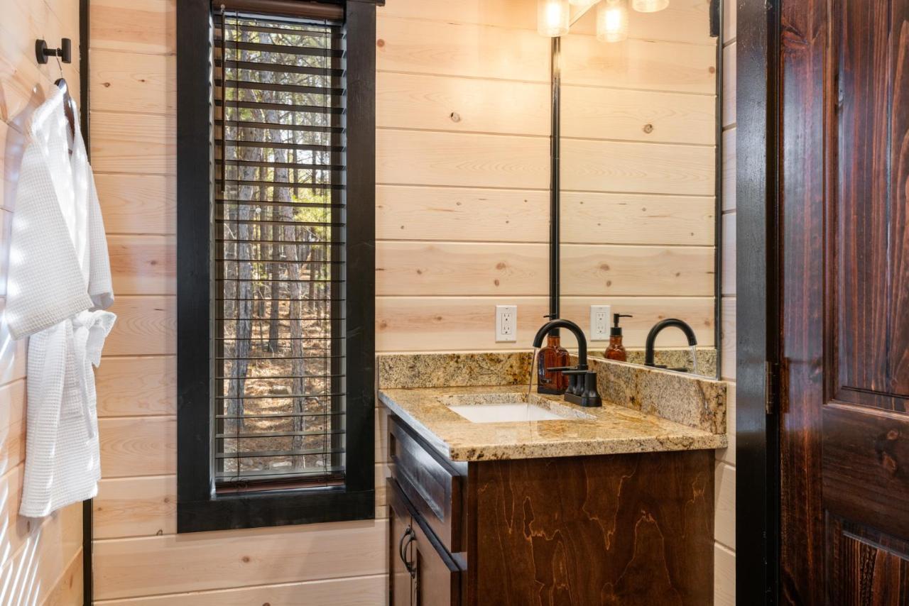 New Luxury Cabin, Hot Tub, Forest Views,Hotel Style Amenities Broken Bow Exterior photo